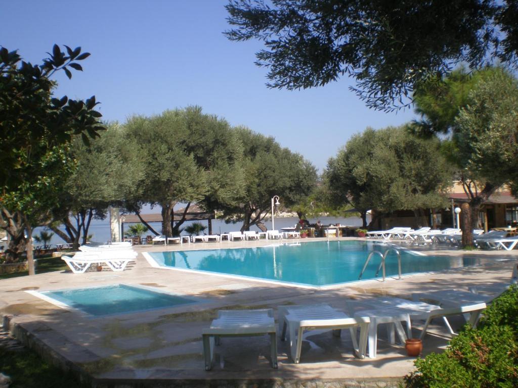 Club Mackerel Holiday Village Foça Bagian luar foto